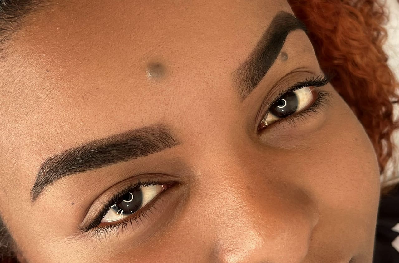 Sobrancelha com design com henna em tom castanho escuro