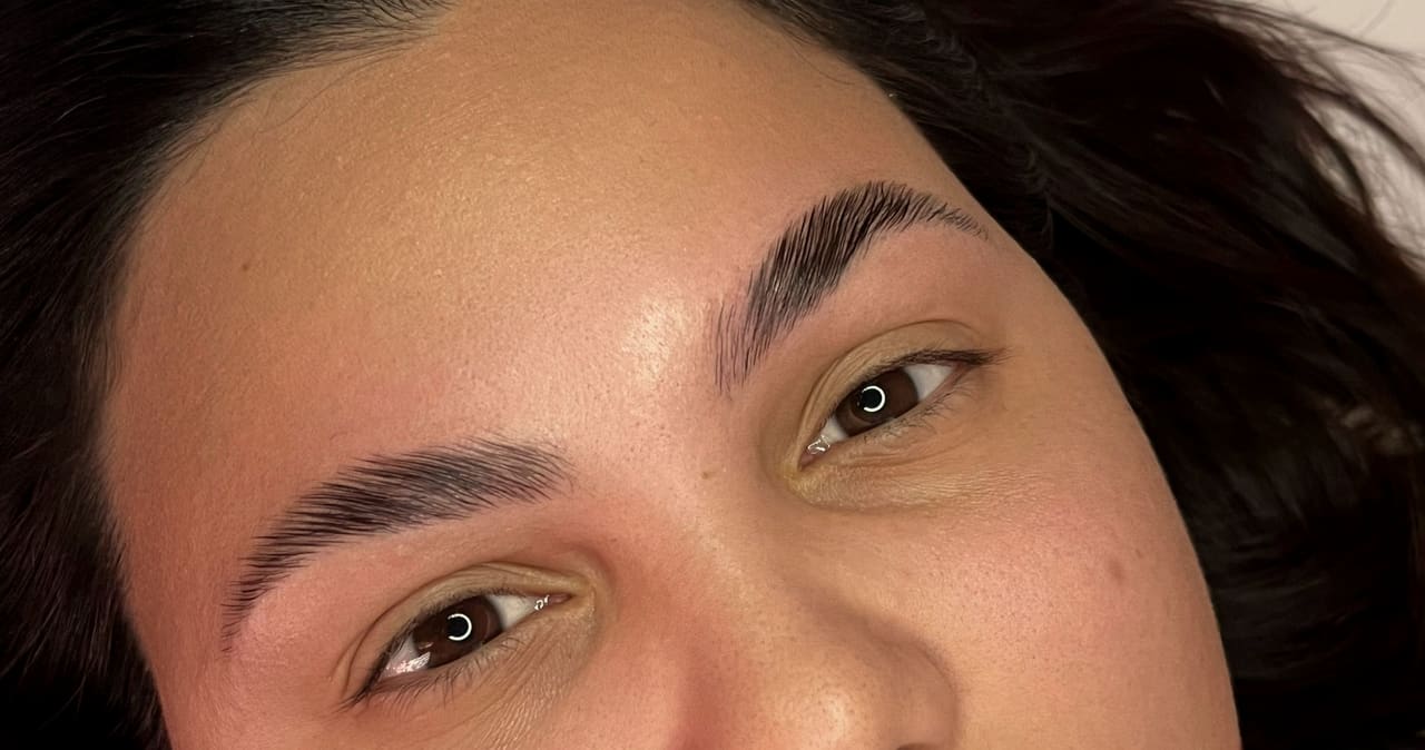 Sobrancelhas com Brow Lamination, fios alinhados e preenchidos