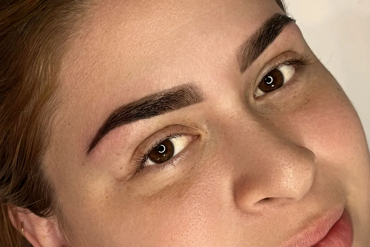 Sobrancelha com design com henna em tom castanho médio