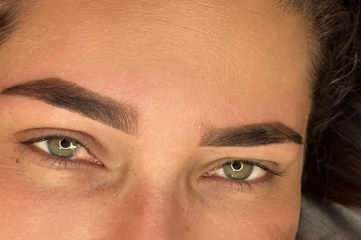 Sobrancelhas simétricas com design definido e olhos verdes